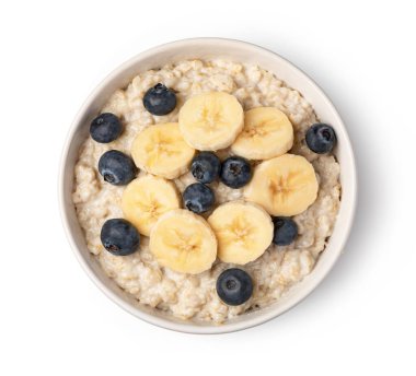 Beyaz arka planda meyveli ve meyveli yulaf ezmesi