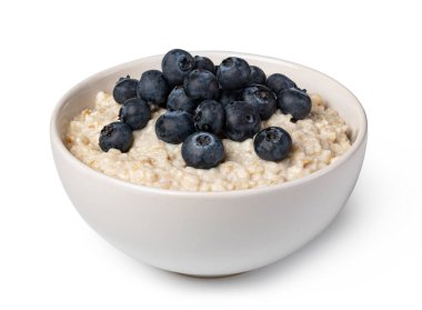 Beyaz arka planda izole edilmiş meyveli yulaf ezmesi