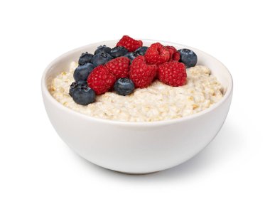 Beyaz arka planda izole edilmiş meyveli yulaf ezmesi