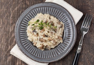 Tahta masada porcini mantarlı risotto.