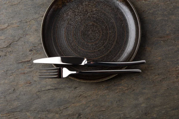 Tisch Gedeckt Teller Messer Und Gabel Auf Steinhintergrund — Stockfoto