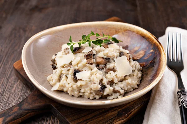 Risotto Mit Steinpilz Auf Holztisch — Stockfoto