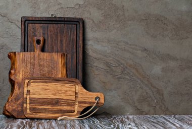Paslı taş zemin üzerinde Rustik ahşap kesme tahtası