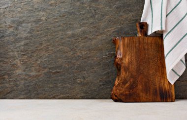 Paslı taş zemin üzerinde Rustik ahşap kesme tahtası