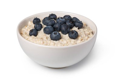 Beyaz arka planda izole edilmiş meyveli yulaf ezmesi