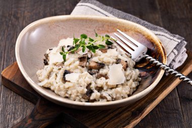 Tahta masada porcini mantarlı risotto.