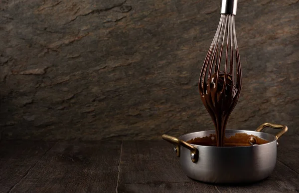 Creme Chocolate Líquido Derramando Batedor Uma Concha Fundo Escuro — Fotografia de Stock