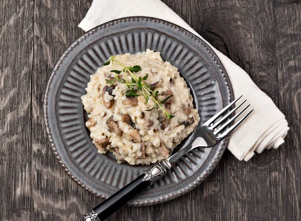 Risotto Mit Steinpilz Auf Holztisch — Stockfoto