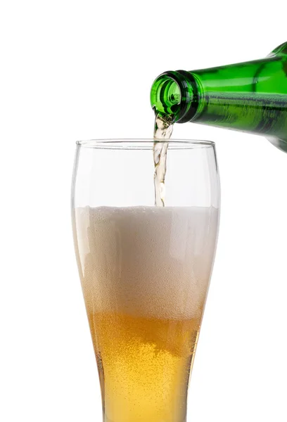 Versando Birra Isolata Fondo Bianco — Foto Stock