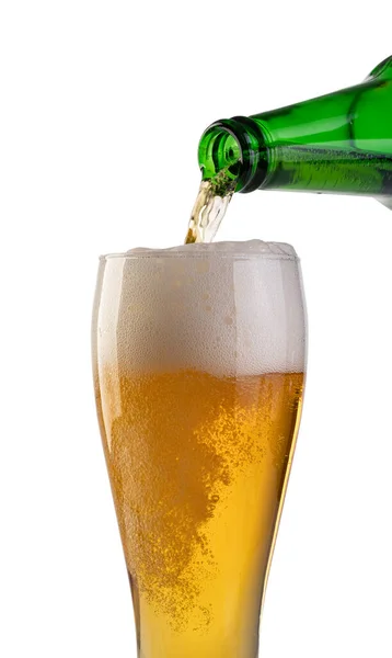 Versando Birra Isolata Fondo Bianco — Foto Stock