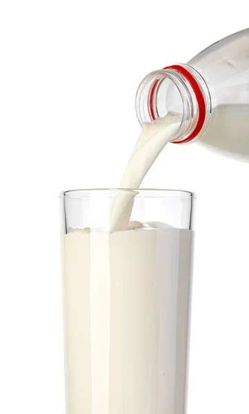 把牛奶从瓶子里倒入一个与白色背景隔离的杯子里 — 图库照片