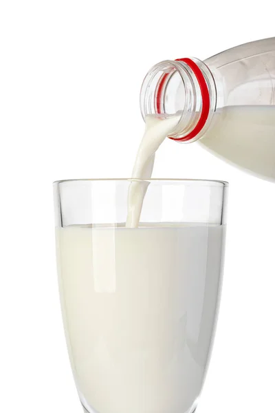 Milch Aus Der Flasche Ein Glas Auf Weißem Hintergrund Gießen — Stockfoto