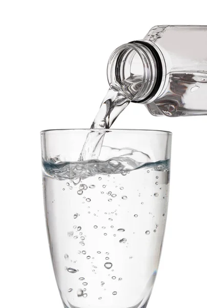 Vatten Flaska Hälla Vatten Till Glas Vit Bakgrund — Stockfoto