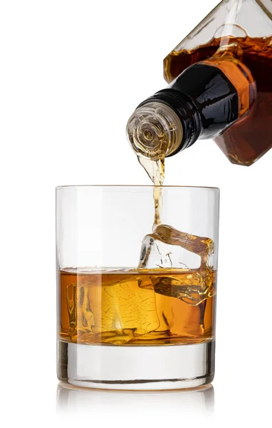 Whisky Versato Bicchiere Una Bottiglia Isolata Fondo Bianco — Foto Stock