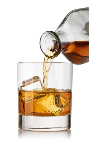 Whisky Vertido Vaso Una Botella Aislada Sobre Fondo Blanco —  Fotos de Stock