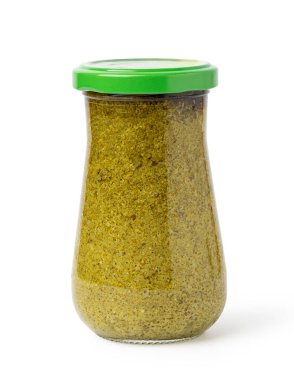 Beyaz arkaplanda yalıtılmış fesleğen sosu