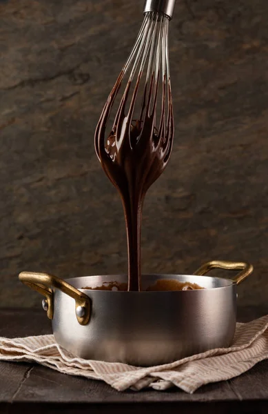 위스키에서 초콜릿 크림이 국자로 흘러들어 옵니다 어두운 — 스톡 사진