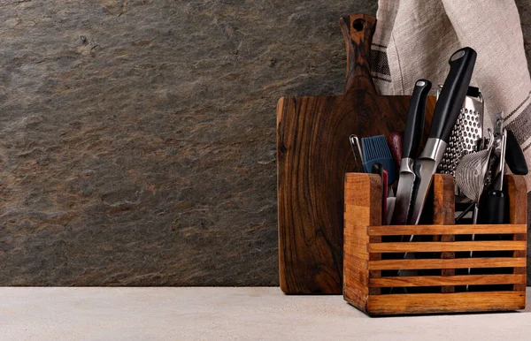 錆びた石の背景に素朴な木製のまな板と刃物 — ストック写真