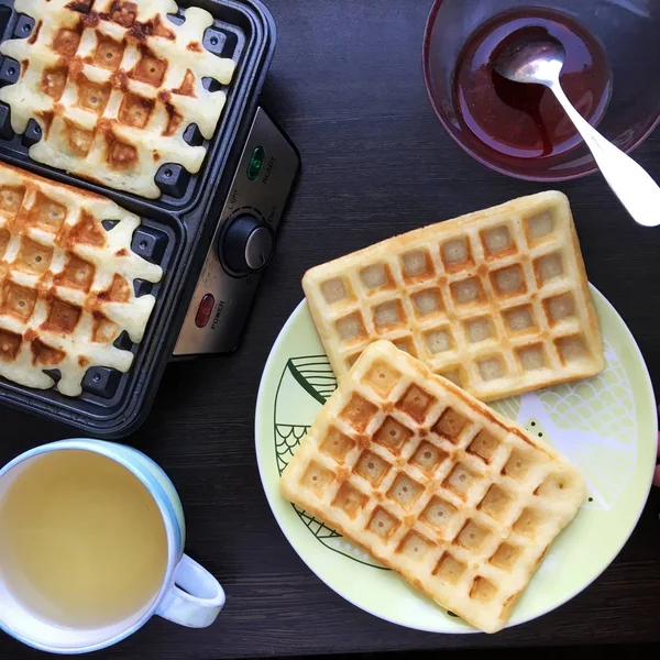 Glutenfreie Waffeln im Teller im Waffeleisen — Stockfoto