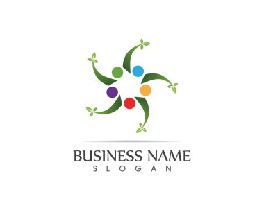 Sağlık görevlileri logo tasarımı çizimleri yapıyor