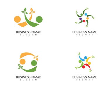 Sağlık görevlileri logo tasarımı çizimleri yapıyor