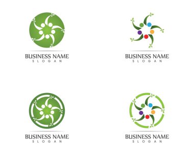 Sağlık görevlileri logo tasarımı çizimleri yapıyor