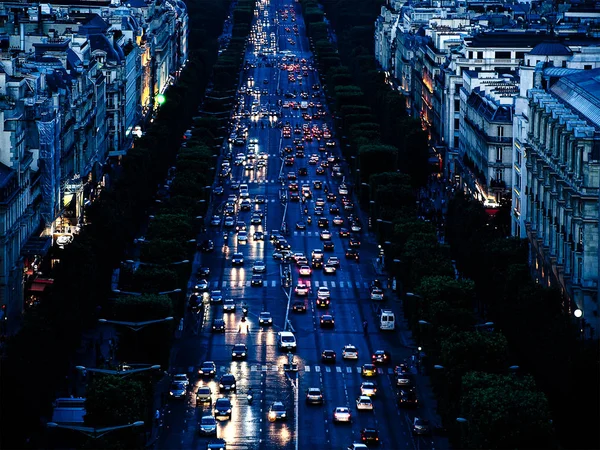 車の多くの混雑した通りの平面図です フランス ヨーロッパの夜春 — ストック写真