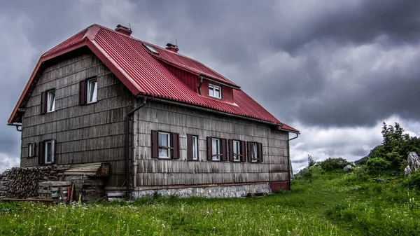 Panoramik dağ Hut Schlosserov dom, Hdr tekniği, doğar Milli Parkı, Hırvatistan.