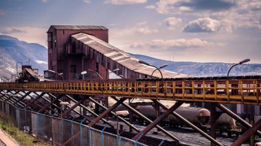 Panoramik eski sanayi bölgesi eski arabalar ve konveyör ile terk etti. Çok eski ve paslı şeyler. Bakar, Hırvatistan, Europe.