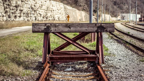 Çıkmaz sokak demiryolu parça Sanayi bakış. Demiryolu yolun sonu ahşap tabelaya. Sonunda, kenarlık ve sınırlama kavramı.