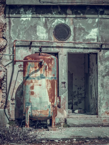 Yakın ön görünüm paslı eski terk edilmiş Sanayi Bölgesi metal tank.