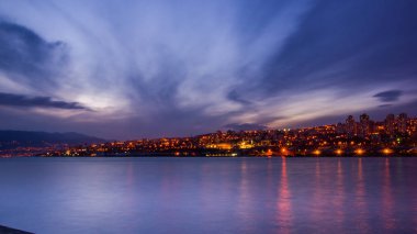 Rijeka Şehir'un batı kesiminde. Bağlantı noktasının dalgakıran panoramik manzara. Günbatımı Rijeka, Hırvatistan.