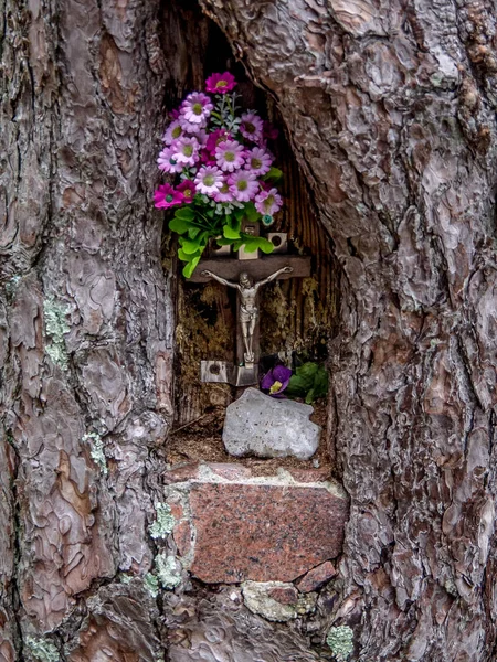 Stäng Upp Små Jesus Skulptur Ett Träd Hål Några Rosa — Stockfoto