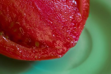 Dilimlenmiş taze kırmızı domates (pomodoro) bakış seramik plaka üzerinde kapatın.