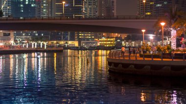 Görünümü bir köprü manzara ve mesire. Gece sahne Dubai, Marina Dubai.
