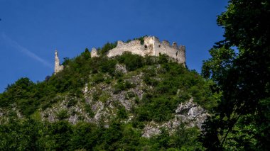 Beyaz taş kalıntıları eski kale Belec Grad ayakta tepenin üst kısmında, souranded yeşil orman ile bakmak. Ivanscica, Belec, Hırvatistan