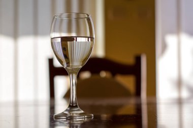 Bir bardak şarap. Görünümü kapatın. Kahverengi arka plan.