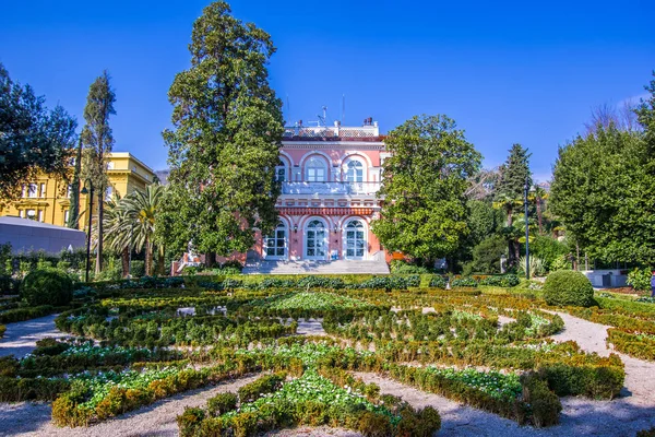 Opatija, Hırvatistan 25 Şubat 2018. Villa Angiolina önünde şekilli çiçekler manzara önden görünümü.