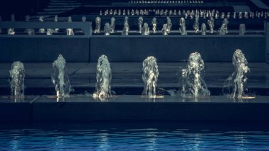 Çeşmeler ve ışık manzaralı. Gece şehrin Zagreb, Hırvatistan.