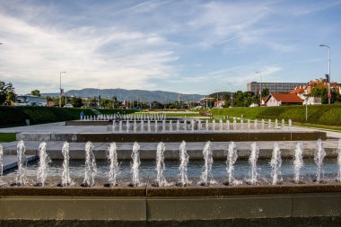 Zagreb, Hırvatistan - 12 Eylül 2018-çim ve çeşmeler şehir Zagreb, Hırvatistan'ın şehir merkezinden giriş. Manzaralı. 