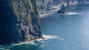 Ayrıntılar görünümü karanlık Denizi ve buzlu smashing dalgalar. Moher, County Clare, İrlanda kayalıklarla.