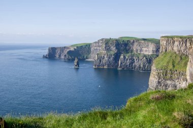 Peyzaj manzaralı Moher kayalıklarla net gün gökyüzü. County Clare, İrlanda.