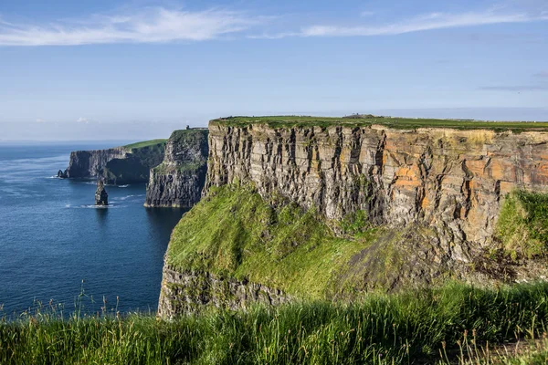 Peyzaj manzaralı Moher kayalıklarla net gün gökyüzü. County Clare, İrlanda.