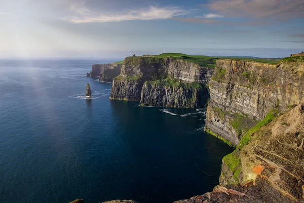 Peyzaj manzaralı Moher kayalıklarla net gün gökyüzü. County Clare, İrlanda.