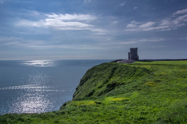 Açık gün gökyüzü ile Moher kayalıklarla ve O'brien'ın kuleye bakış manzara. County Clare, İrlanda.