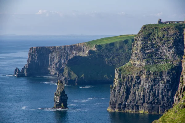 Açık gün gökyüzü ile Moher kayalıklarla ve O'brien'ın kuleye bakış manzara. County Clare, İrlanda.