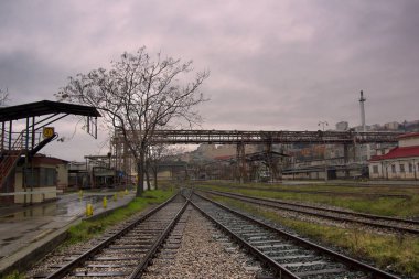 Tren yolu üzerinde endüstriyel panoramik Tren İstasyonu. Eski Sanayi Bölgesi Rijeka, Hırvatistan.