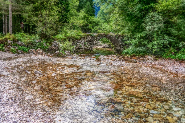 Paisaje Vista Del Pequeño Puente Piedra Viejo Sobre Río Mostnica — Foto de Stock