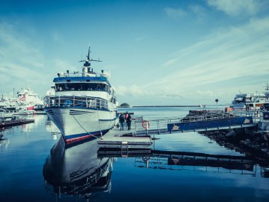 Manzaralı turist teknenin Limanda demirli. Gün ışığı fotoğraf mavi gökyüzü ve blu deniz ile. Reykjavik, İzlanda.