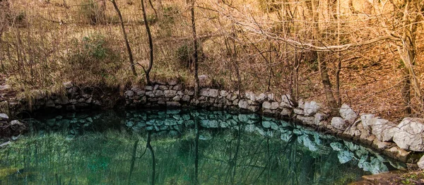 Vista Paisagem Velho Lago Pequeno Artificial Cercado Com Parede Pedra — Fotografia de Stock